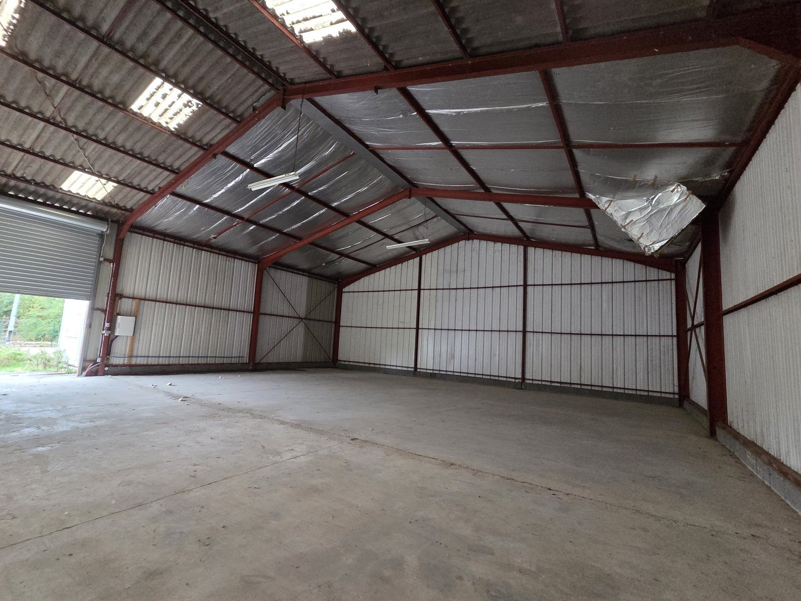 Montlouis-sur-Loire : local d’activités de 350 m² avec bureau et parking