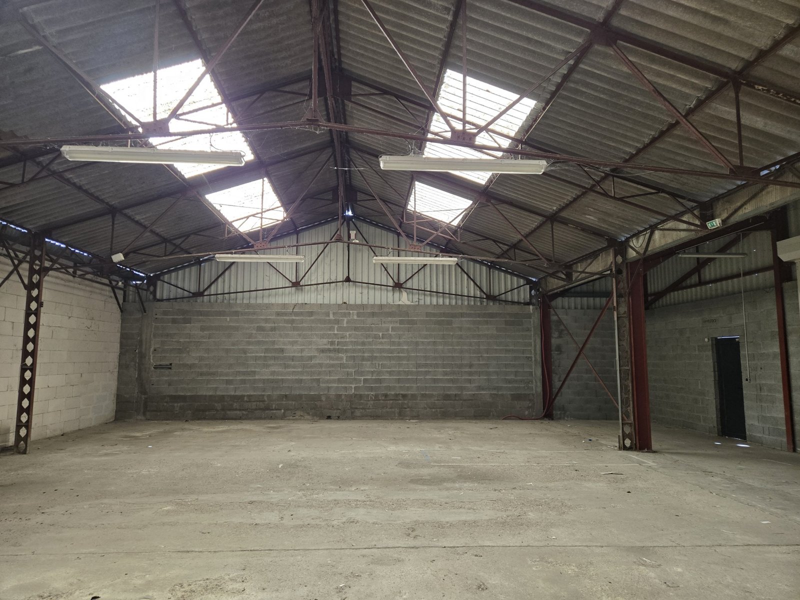 A louer - local d'activités avec visibilité - 404 m2 Veigné