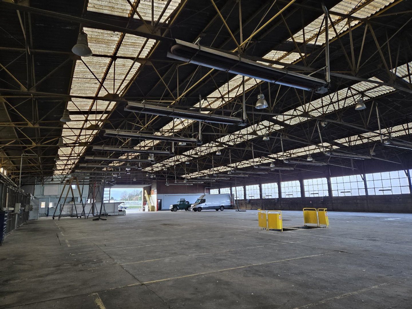 A louer - bâtiment d'activités de 2 400 m2 à Chambray