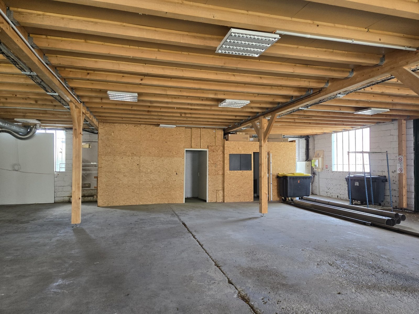 Local d'activité de 640 m2 Bureaux & Stockage Accès dire
