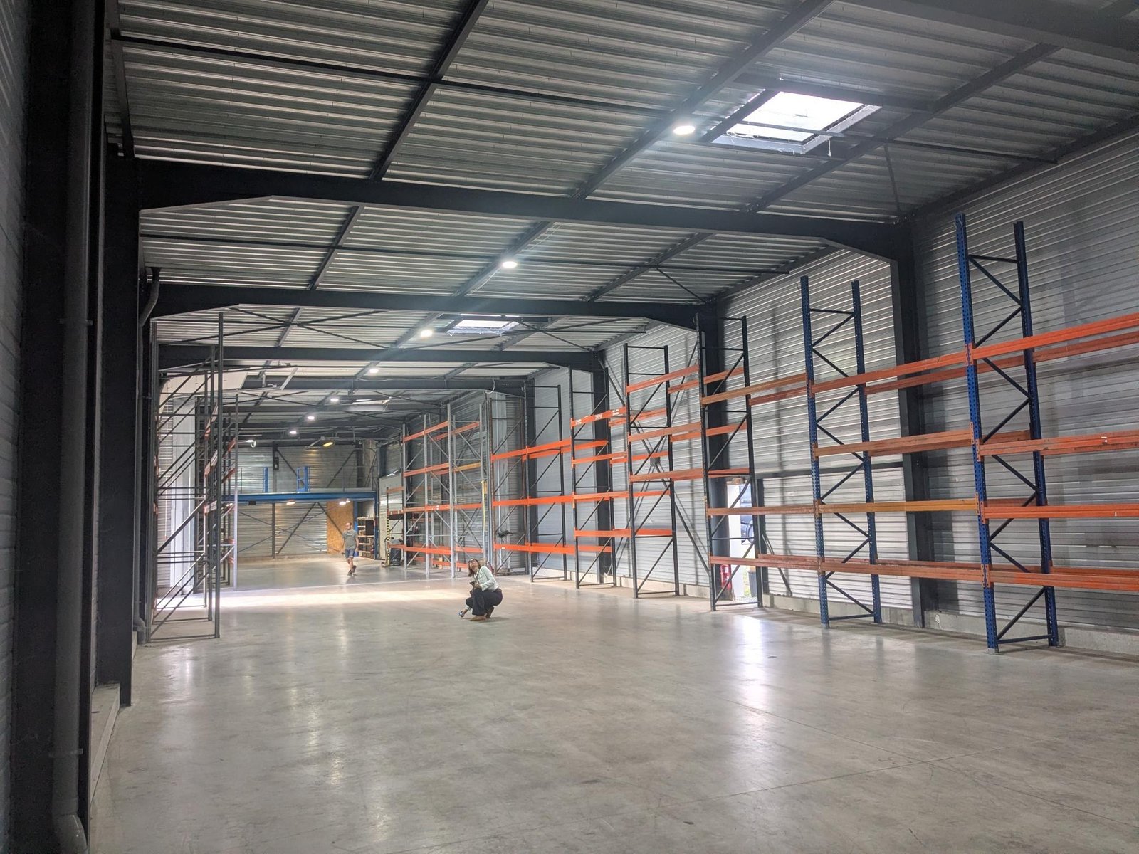 Local d'activité 420m2 stockage - 380m2 de bureau